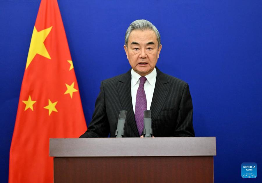 Il Ministro degli Esteri cinese Wang Yi, membro dell'Ufficio Politico del Comitato Centrale del Partito Comunista Cinese, tiene un discorso tramite collegamento video durante il segmento di alto livello della 61a sessione del Consiglio per i Diritti Umani delle Nazioni Unite, a Beijing, capitale della Cina. (23 febbraio 2026 - Xinhua/Yin Bogu)
