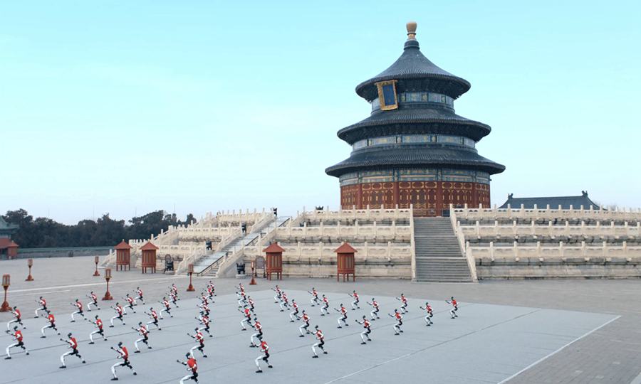 49 robot umanoidi di Unitree si esibiscono al Tempio del Cielo dopo il Gala della Festa di Primavera