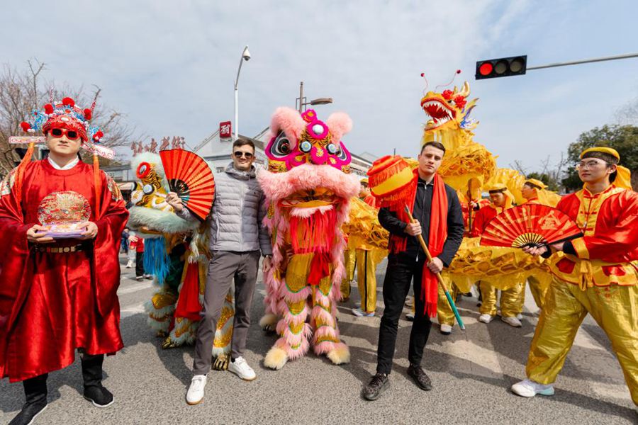 Turisti stranieri partecipano alle attività del Capodanno cinese a Suzhou, nella provincia del Jiangsu. (17 febbraio 2026)