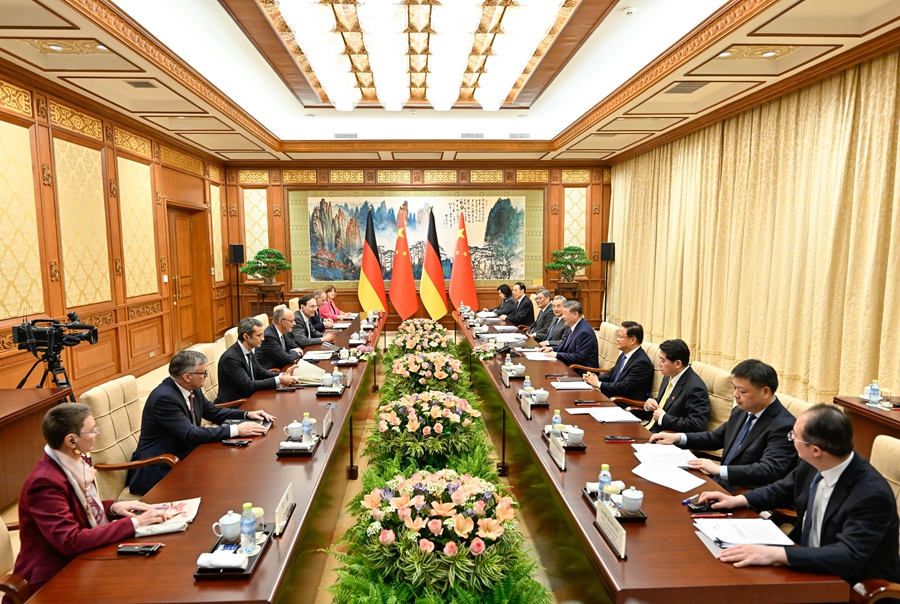 Xi Jinping incontra il Cancelliere tedesco Friedrich Merz