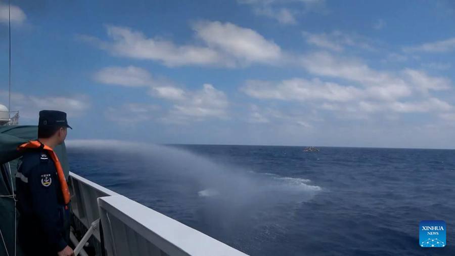 La Guardia Costiera Cinese allontana le imbarcazioni filippine che si introducono illegalmente nelle acque di Huangyan Dao