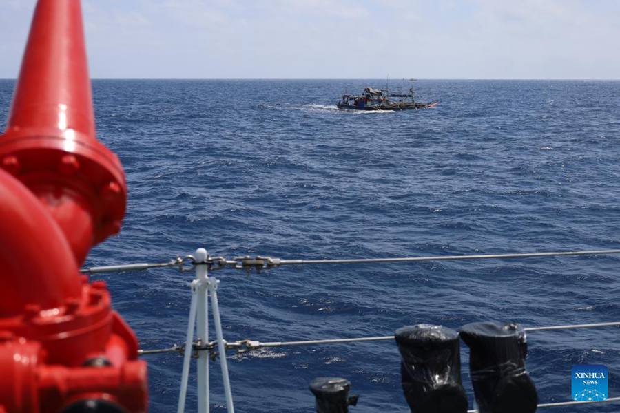 La Guardia Costiera Cinese allontana le imbarcazioni filippine che si introducono illegalmente nelle acque di Huangyan Dao