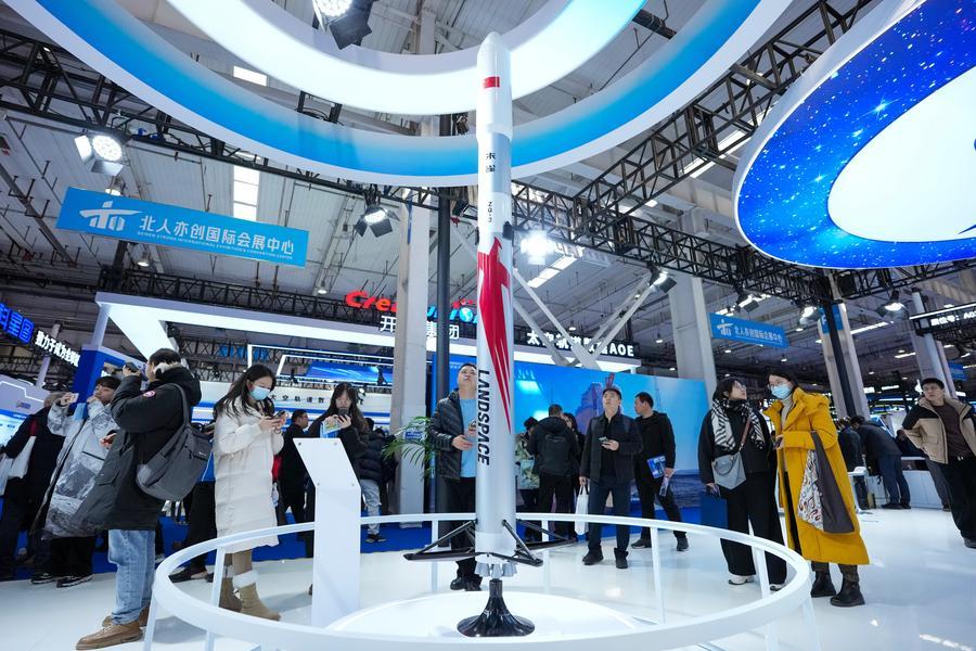 Persone visitano il modello del razzo riutilizzabile Zhuque-3 alla Beijing International Commercial Space Exhibition 2026. (23 gennaio 2026 - Xinhua/Ju Huanzong)