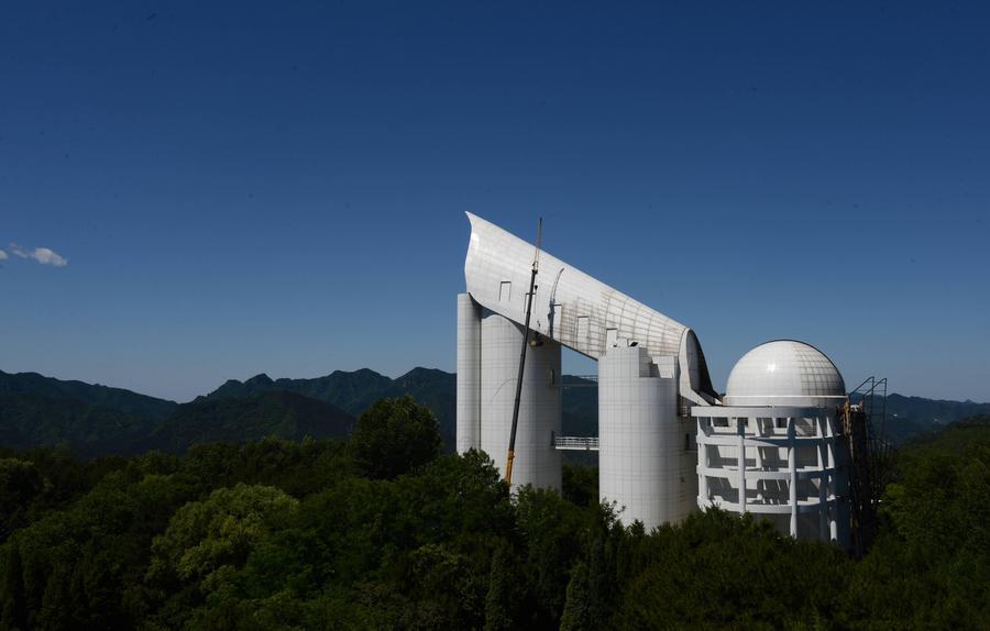 Il Large Sky Area Multi-Object Fibre Spectroscopy Telescope (LAMOST) presso la stazione di osservazione di Xinglong degli Osservatori Astronomici Nazionali dell'Accademia Cinese delle Scienze a Xinglong, nella provincia dello Hebei, Cina settentrionale. (19 giugno 2015 - Xinhua/Wang Xiao)