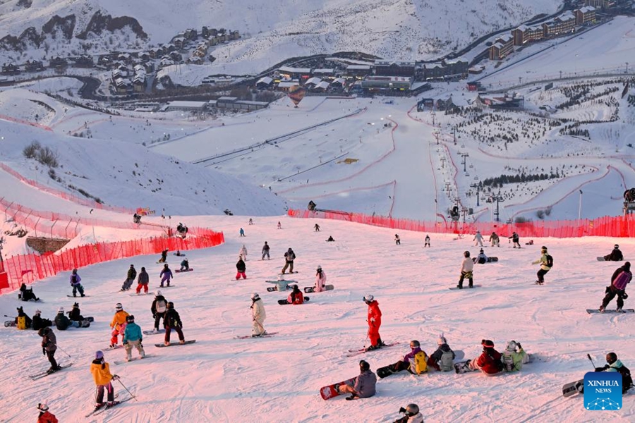 Le principali stazioni sciistiche guadagnano popolarità nell'Altay, Xinjiang