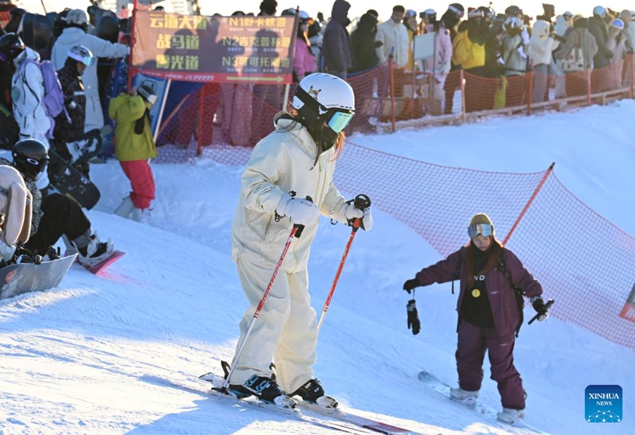 Le principali stazioni sciistiche guadagnano popolarità nell'Altay, Xinjiang