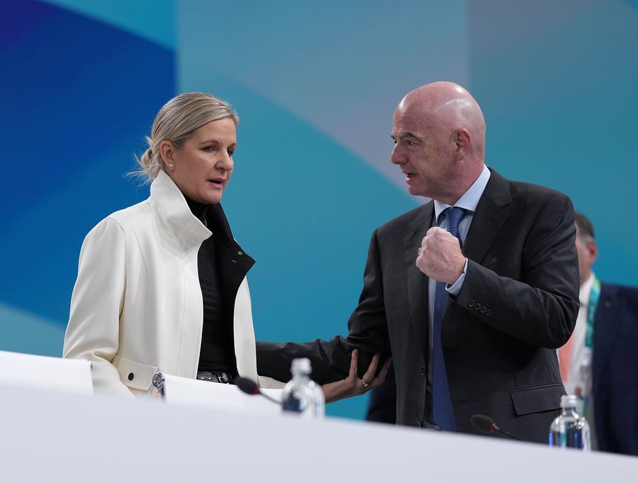 La presidente del Comitato Olimpico Internazionale (CIO) Kirsty Coventry (a sinistra) parla con il presidente della FIFA Gianni Infantino durante la 145a sessione del CIO a Milano. (3 febbraio 2026 - Xinhua/Sun Fei)