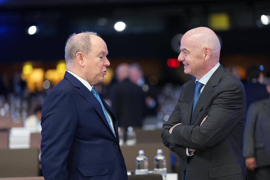 Il principe Alberto II di Monaco (a sinistra) parla con Infantino durante la 145a sessione del CIO a Milano. (3 febbraio 2026 - Xinhua/Sun Fei)