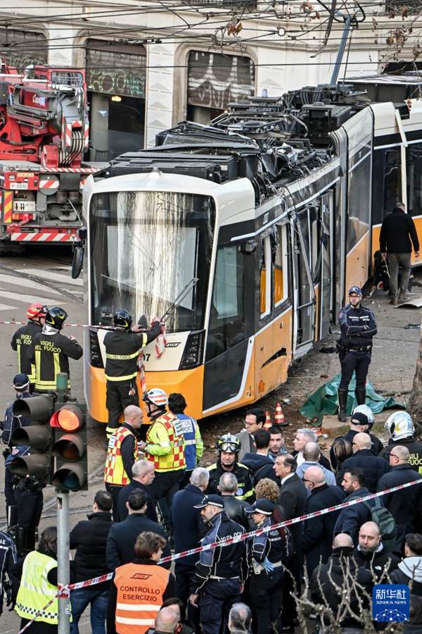 Milano, deraglia un tram: due morti