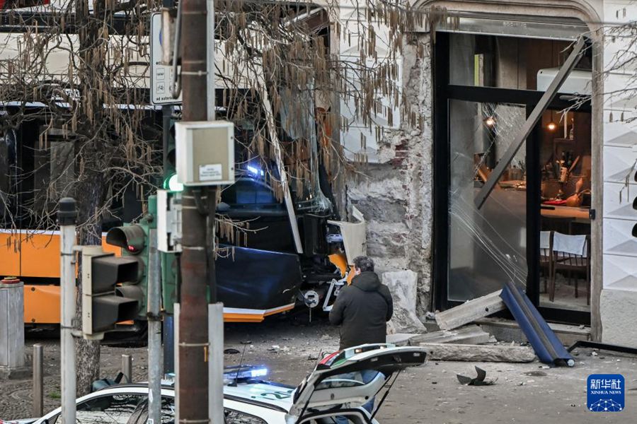 Milano, deraglia un tram: due morti