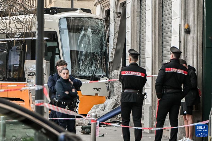 Milano, deraglia un tram: due morti