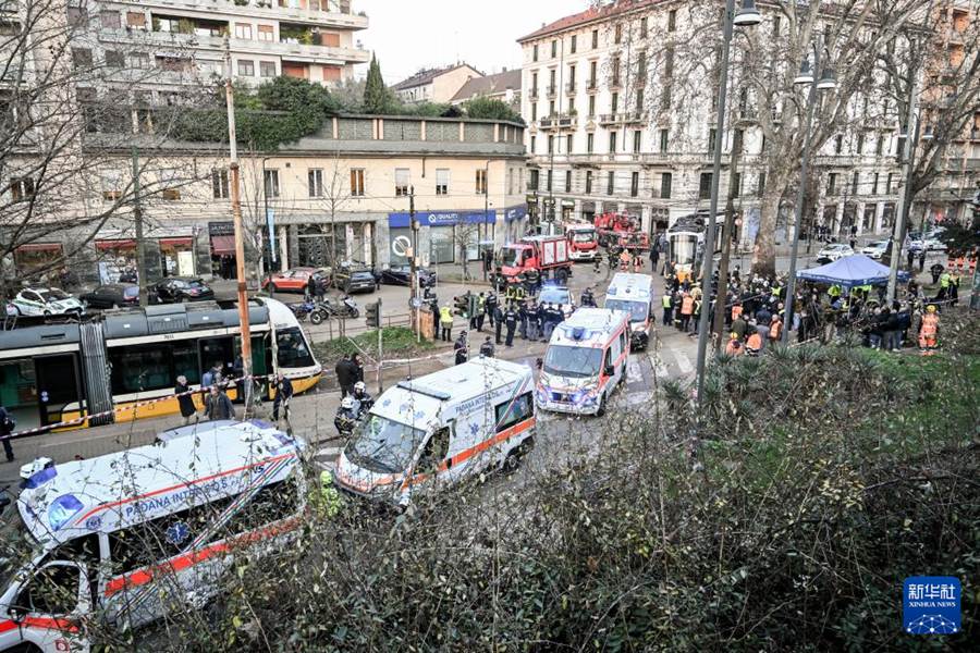 Milano, deraglia un tram: due morti