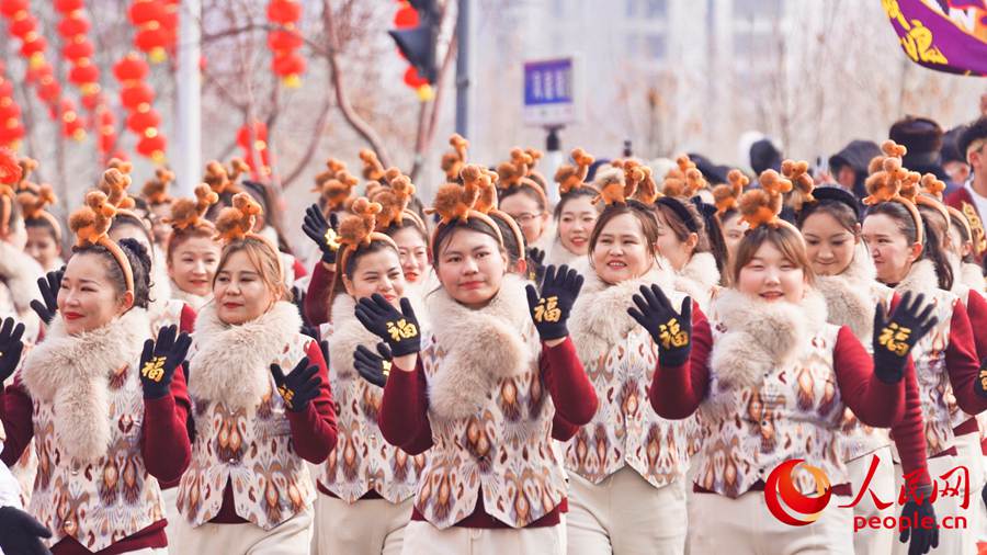 Riparte la parata folkloristica di Urumqi per il Capodanno cinese