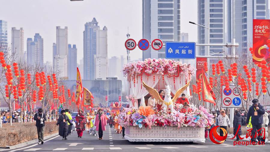 Riparte la parata folkloristica di Urumqi per il Capodanno cinese