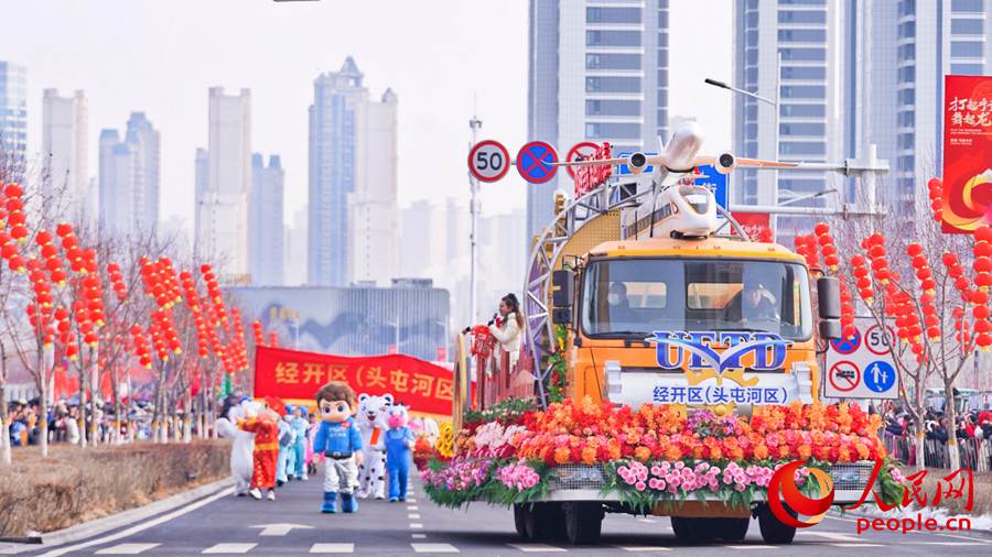 Riparte la parata folkloristica di Urumqi per il Capodanno cinese