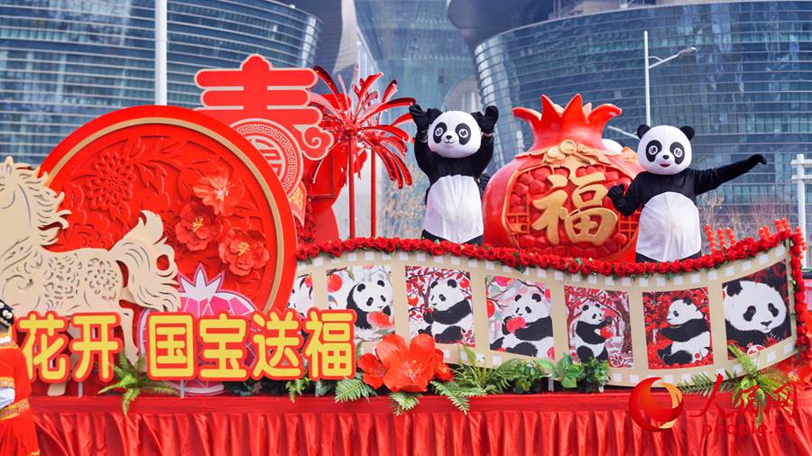 Riparte la parata folkloristica di Urumqi per il Capodanno cinese