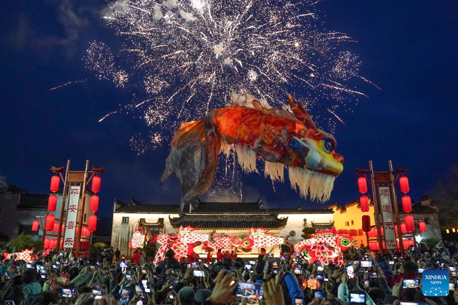 Sfilata di lanterne nell'antico borgo di Tangmo, Anhui
