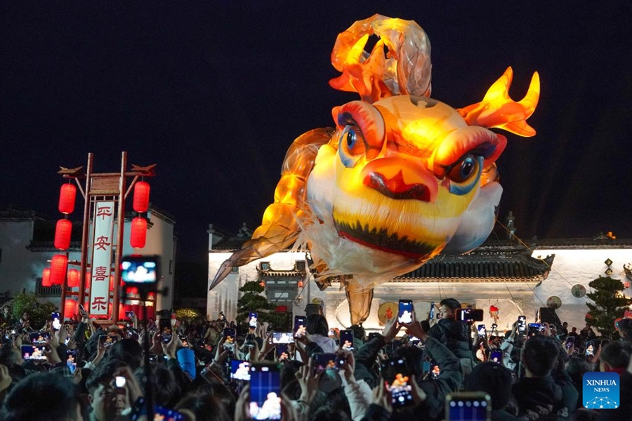 Sfilata di lanterne nell'antico borgo di Tangmo, Anhui