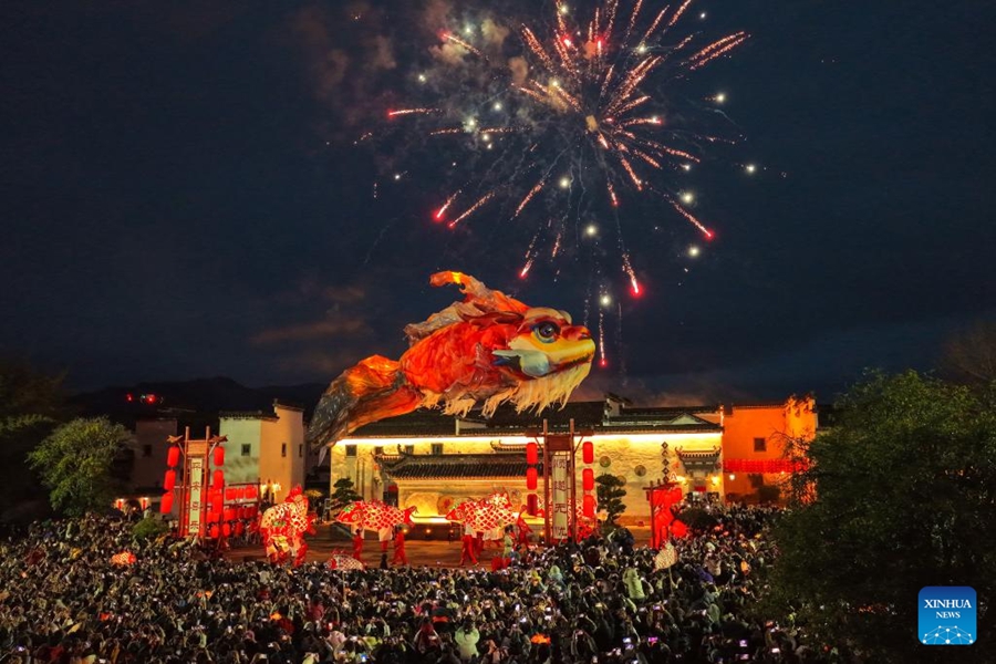 Sfilata di lanterne nell'antico borgo di Tangmo, Anhui