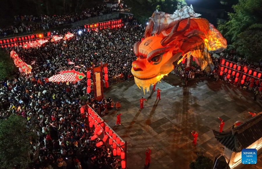 Sfilata di lanterne nell'antico borgo di Tangmo, Anhui