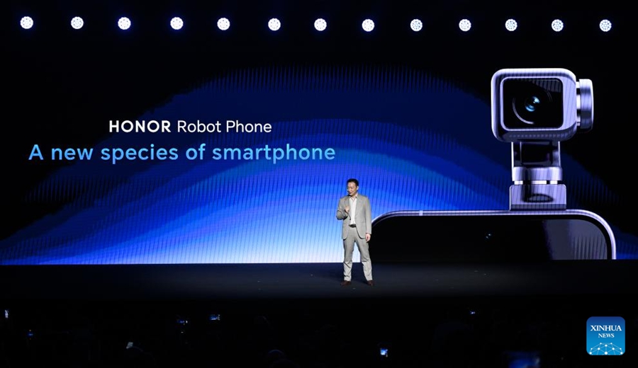 L'amministratore delegato di Honor, Li Jian, presenta il "Robot Phone" durante un evento di lancio globale del prodotto a Barcellona, in Spagna. (1 marzo 2026 - Xinhua/Cheng Min)