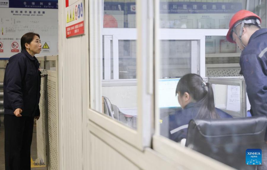 Deputata dell'Assemblea Popolare Nazionale trasmette le voci dei lavoratori industriali