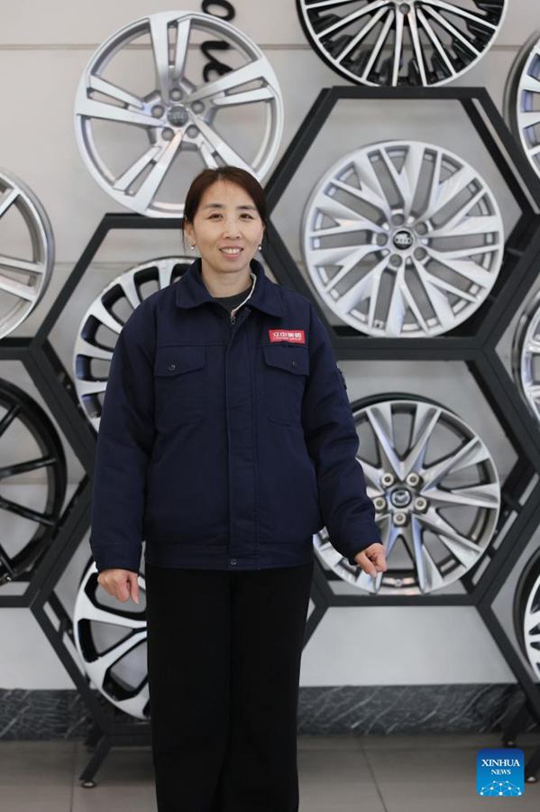 Deputata dell'Assemblea Popolare Nazionale trasmette le voci dei lavoratori industriali