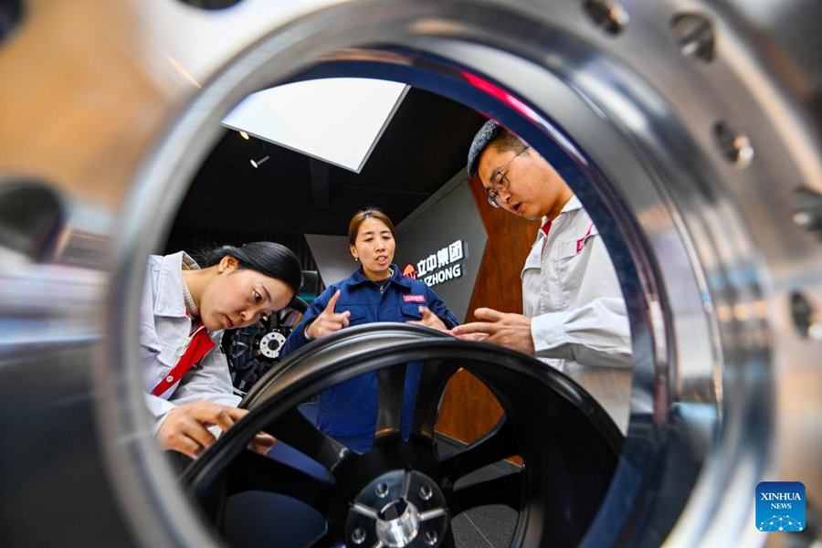 Deputata dell'Assemblea Popolare Nazionale trasmette le voci dei lavoratori industriali