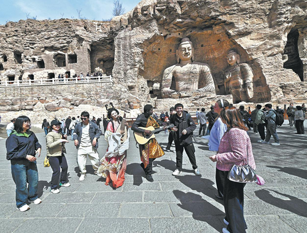Visitatori alle Grotte di Yungang nella città di Datong, provincia dello Shanxi. (Zhan Yan/Xinhua)