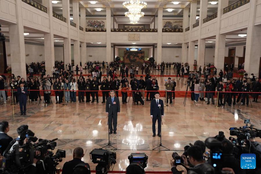 Deputati partecipano a un'intervista collettiva prima dell'apertura della quarta sessione della XIV Assemblea Popolare Nazionale presso la Grande Sala del Popolo a Beijing, capitale della Cina. (5 marzo 2026 – Xinhua/Wang Xi)