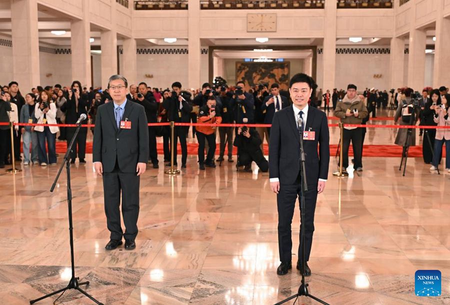 Deputati dell'APN partecipano all'intervista collettiva prima della sessione annuale