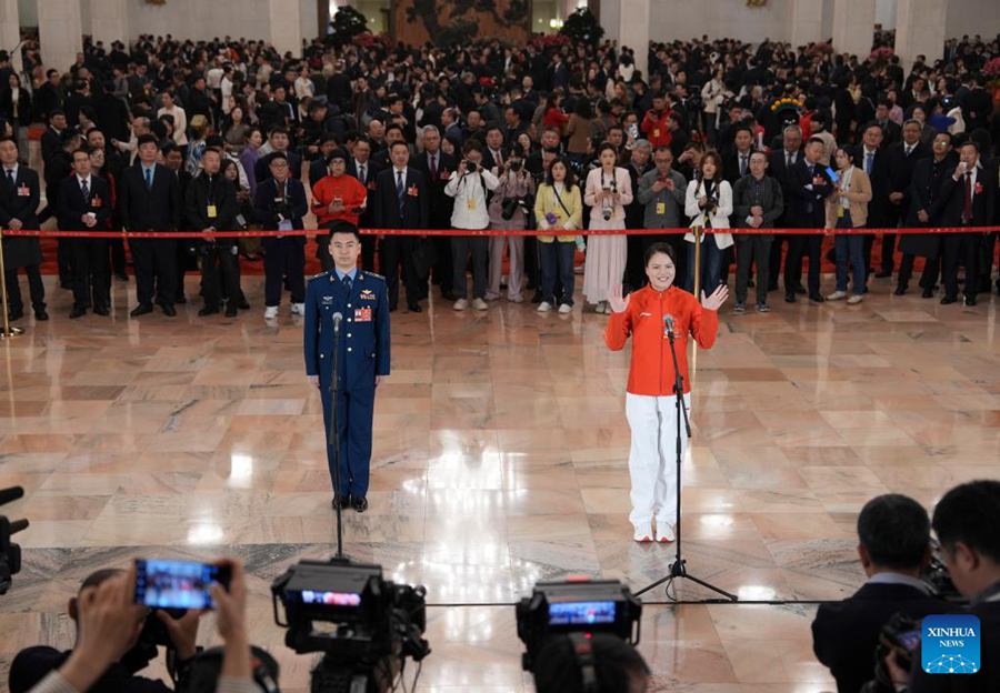 Deputati dell'APN partecipano all'intervista collettiva prima della sessione annuale