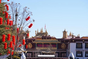 Si avvicina il Capodanno tibetano, l'atmosfera festosa cresce per le strade di Lhasa