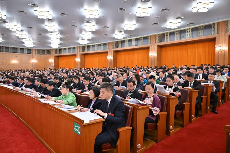 Xi Jinping e altri leader del Partito e dello Stato alla seconda plenaria della quarta sessione della XIV APN