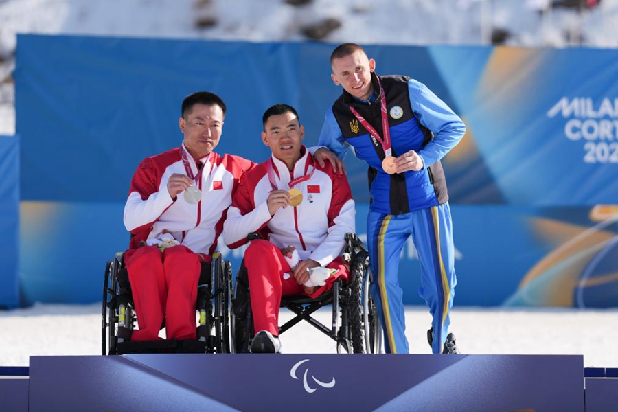 Il campione Liu Zixu (al centro), la medaglia d'argento Mao Zhongwu (a sinistra) e la medaglia di bronzo Taras Rad dell'Ucraina alla cerimonia di premiazione. (8 marzo 2026 - Xinhua/Lian Zhen)