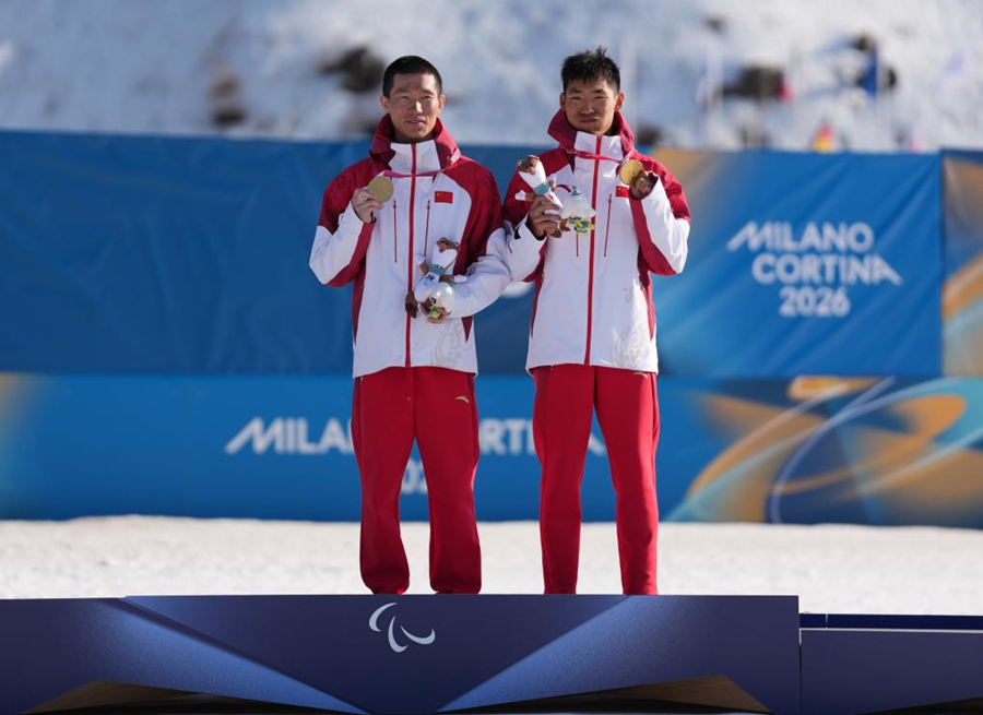 L'atleta cinese Dang Hesong (a sinistra) e la guida Lu Hongda alla cerimonia di premiazione. (8 marzo - Xinhua/Lian Zhen)