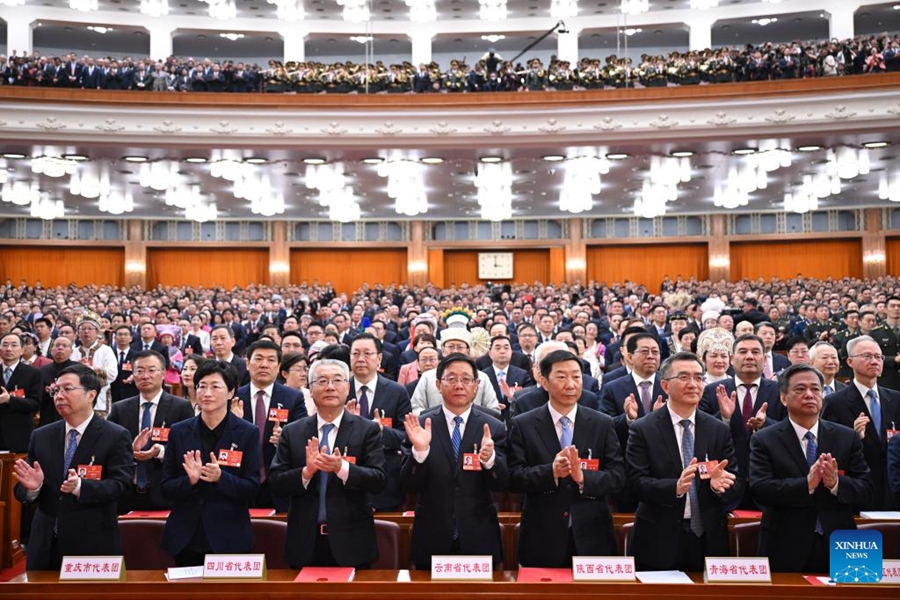 Xi Jinping e altri leader del Partito e dello Stato alla riunione di chiusura della quarta sessione della 14° APN