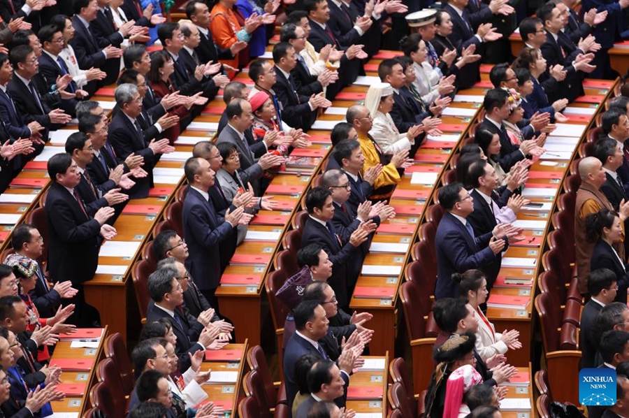 Xi Jinping e altri leader del Partito e dello Stato alla riunione di chiusura della quarta sessione della 14° APN