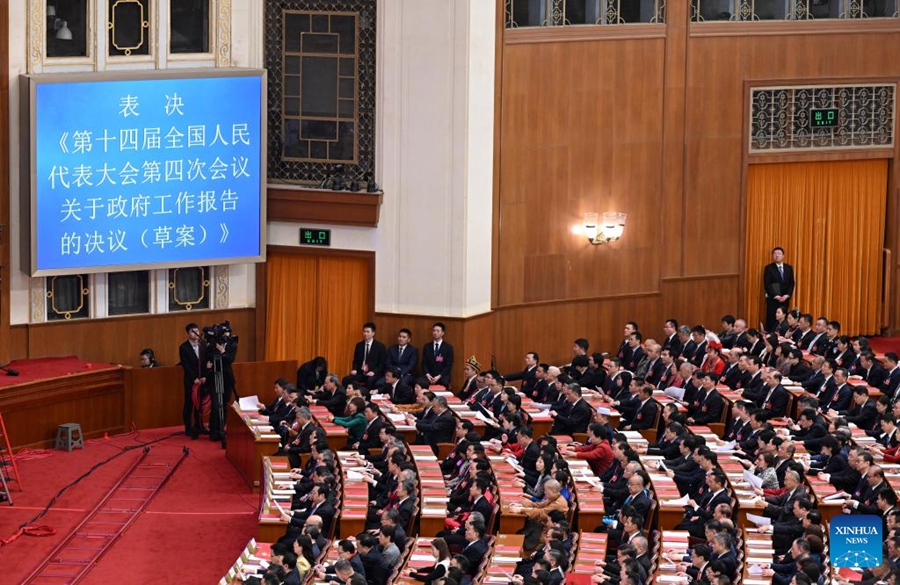 Xi Jinping e altri leader del Partito e dello Stato alla riunione di chiusura della quarta sessione della 14° APN