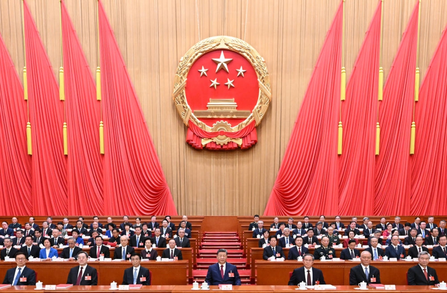 Xi Jinping e altri leader del Partito e dello Stato alla riunione di chiusura della quarta sessione della 14° APN