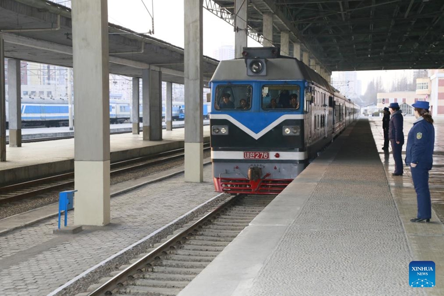 Un treno passeggeri internazionale proveniente da Dandong, in Cina, arriva a Pyongyang, capitale della Repubblica Popolare Democratica di Corea. (12 marzo 2026 - Xinhua/Wang Chao)