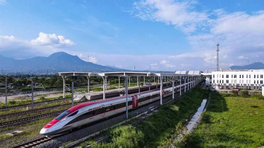 Treno elettrico ad alta velocità in uscita dalla stazione di Tegalluar, sulla ferrovia ad alta velocità Giacarta-Bandung, a Bandung, in Indonesia. (20 maggio 2025 - Xinhua/Xu Qin)