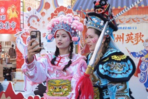 Sempre più turisti stranieri vivono l'emozione delle festività cinesi