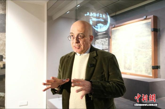 L’ architetto Paolo Vincenzo Genovese rilascia un’intervista a China News Service a Hangzhou. (6 marzo 2026 – Chinanews/Cao Dan)