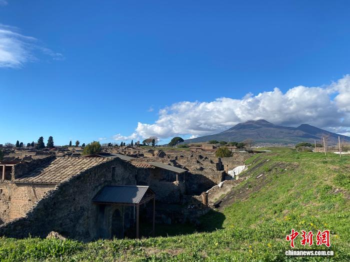 Il Vesuvio tra le rovine dell’antica città di Pompei, in Italia. (Foto fornita dall’intervistato)