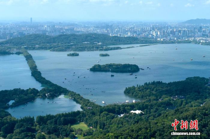 Vista aerea del Lago occidentale a Hangzhou, nella provincia cinese del Zhejiang. (23 luglio 2025 – Chinanews/Qian Chenfei)