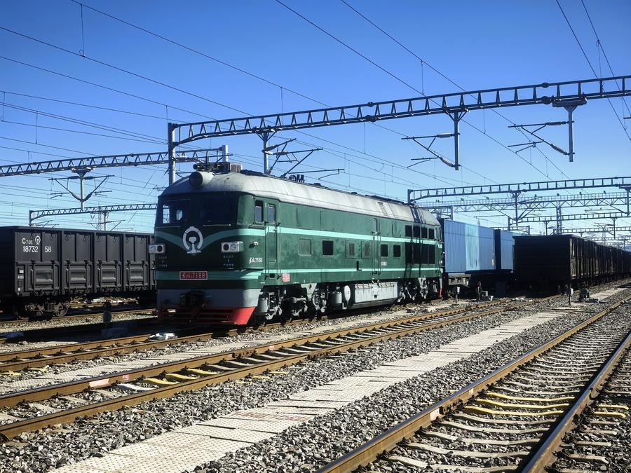 Treno merci Cina-Europa in attesa della partenza presso lo scalo a scartamento standard del Porto Ferroviario di Horgos, nella Regione Autonoma Uigura dello Xinjiang, nel nord-ovest della Cina. (25 agosto 2025 - Feng Haisen/Xinhua)