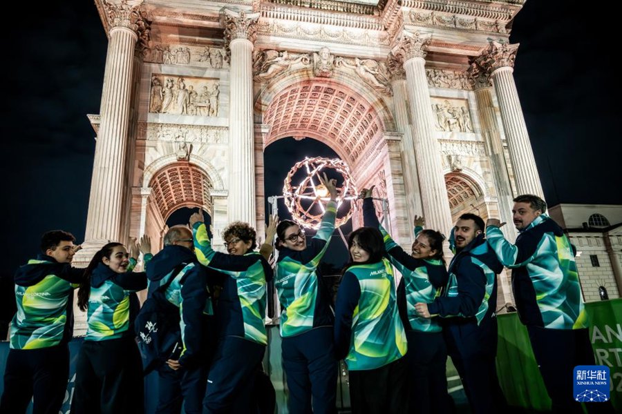 Milano-Cortina, si spegne la fiamma olimpica