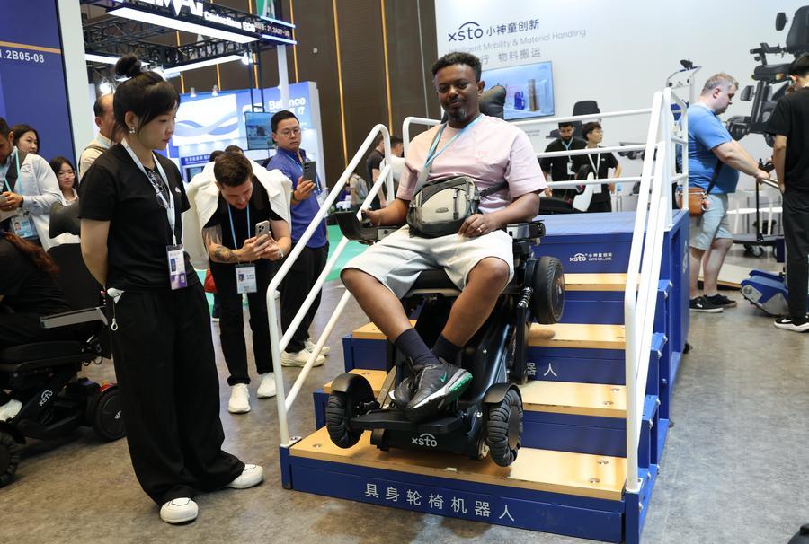 Un visitatore prova una sedia a rotelle robotizzata nell'area espositiva dedicata all'assistenza sanitaria intelligente, presso la 138ª edizione della Fiera di Canton a Guangzhou, nella provincia del Guangdong, Cina meridionale. (31 ottobre 2025 - Xinhua/Lu Hanxin)