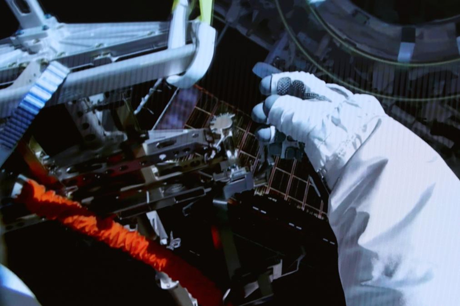 Immagine catturata presso il Centro di Controllo Aerospaziale di Beijing, mostra gli astronauti della Shenzhou-21 mentre svolgono attività extraveicolari (EVA) all'esterno della stazione spaziale orbitante cinese. (16 marzo 2026 - Zhang Fan/Xinhua)